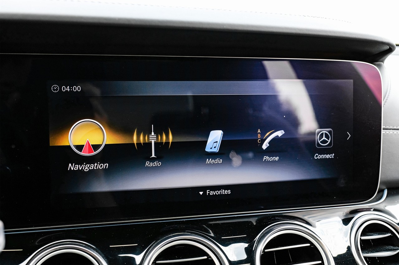 Mercedes-Benz E 63 AMG Vehicle Main Gallery Image 27