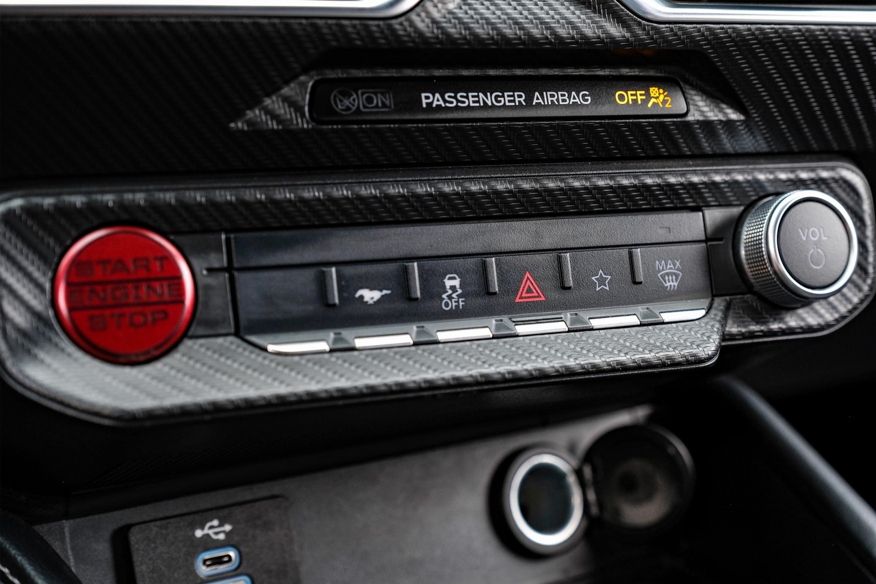 Ford Mustang Vehicle Main Gallery Image 23