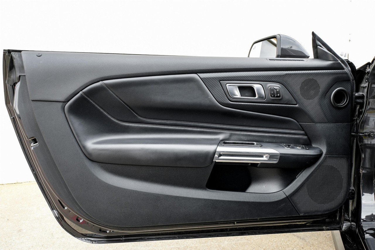 Ford Mustang Vehicle Main Gallery Image 34