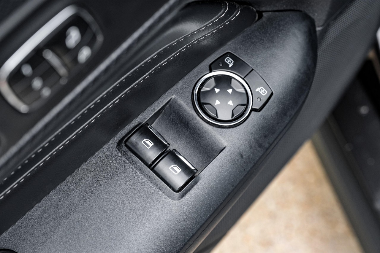 Ford Mustang Vehicle Main Gallery Image 35