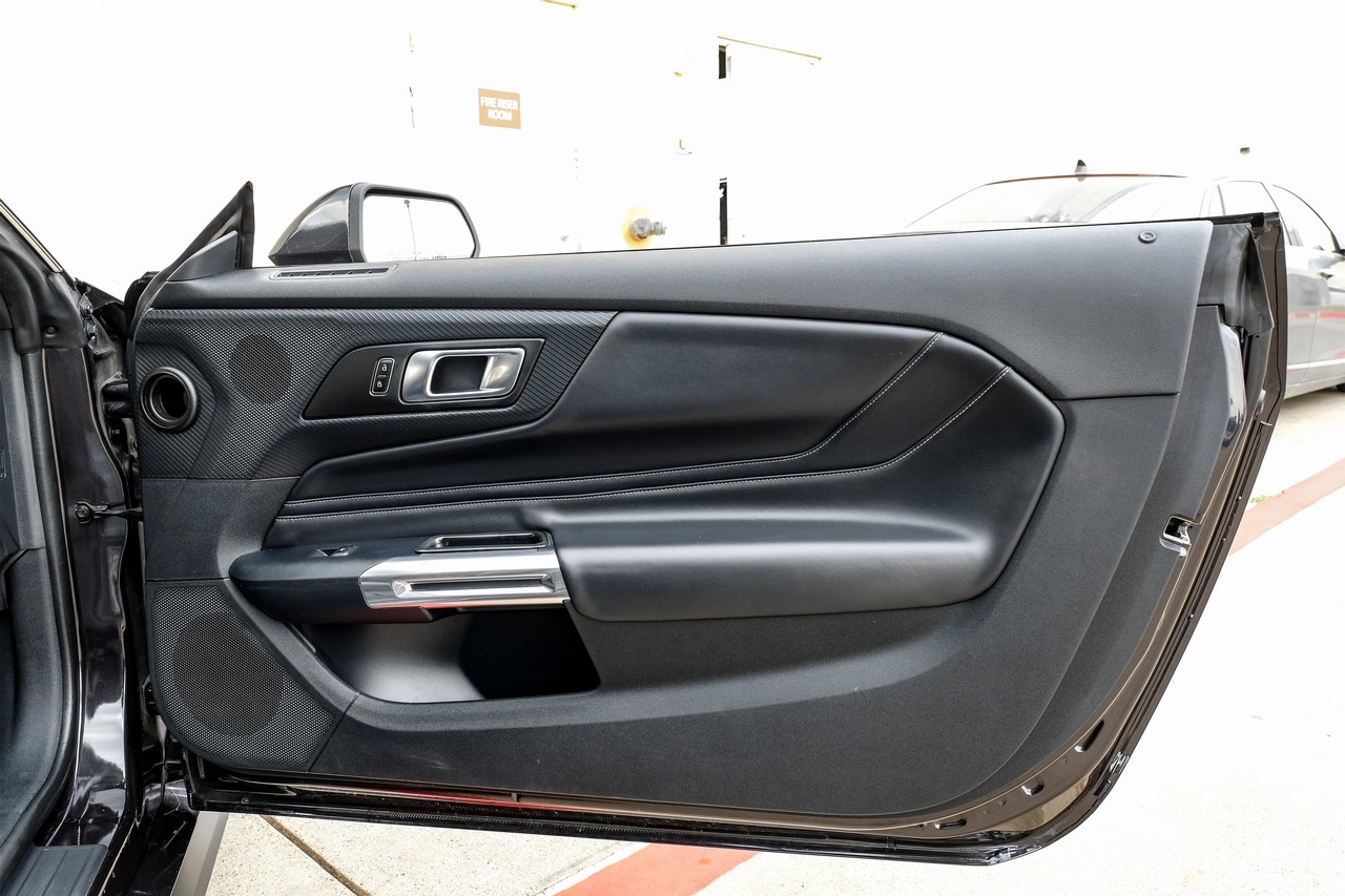 Ford Mustang Vehicle Main Gallery Image 36