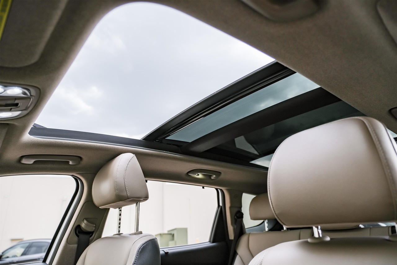 Hyundai Santa Fe Vehicle Main Gallery Image 05