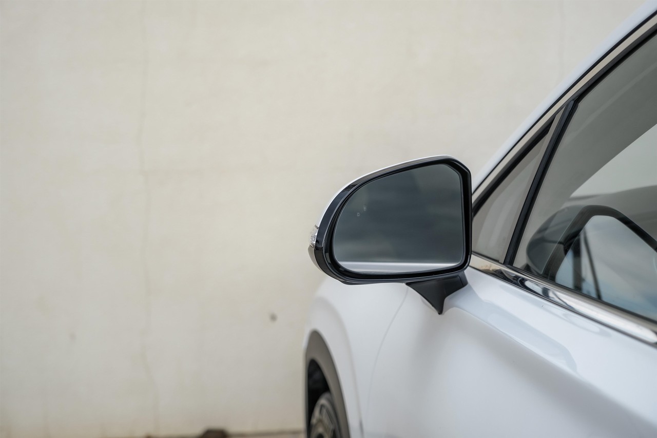 Hyundai Santa Fe Vehicle Main Gallery Image 36