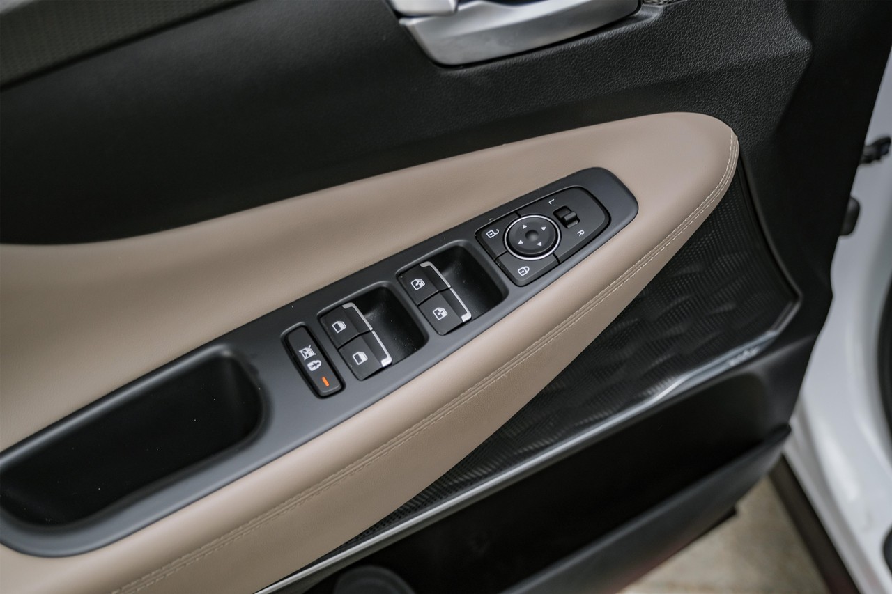 Hyundai Santa Fe Vehicle Main Gallery Image 39