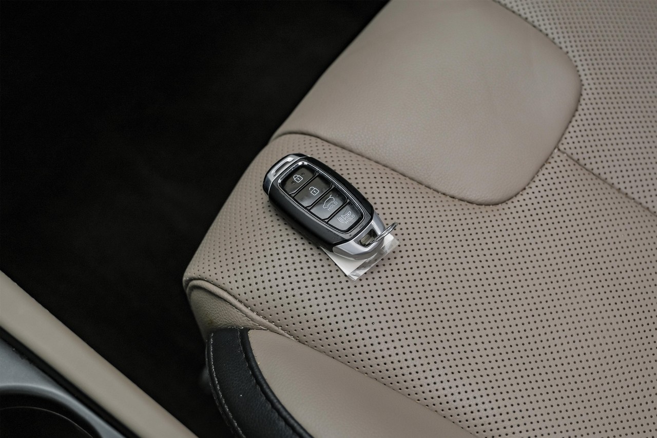 Hyundai Santa Fe Vehicle Main Gallery Image 56