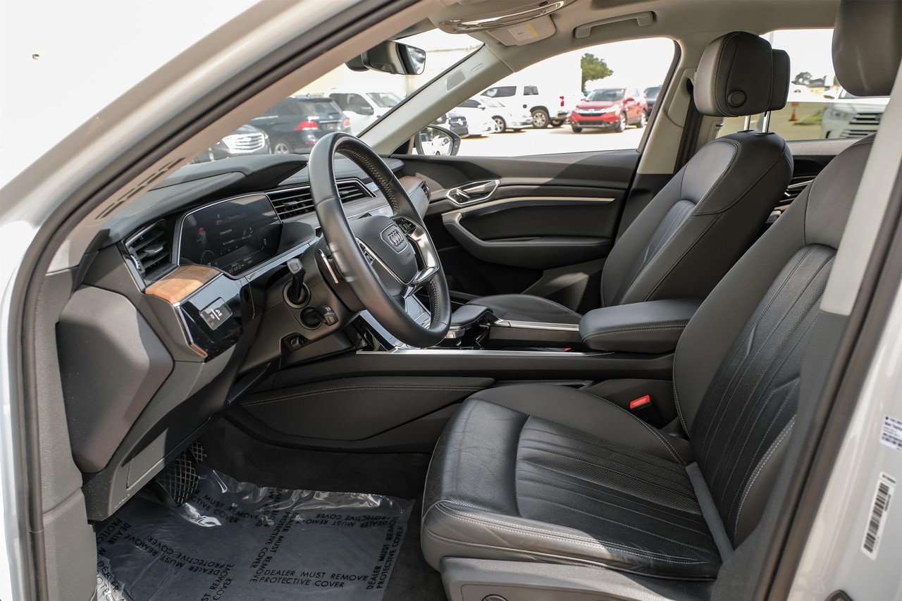 Audi e-tron Vehicle Main Gallery Image 04