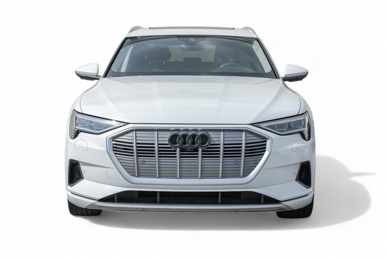 Audi e-tron Vehicle Main Gallery Image 05