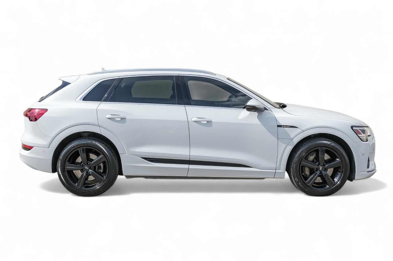 Audi e-tron Vehicle Main Gallery Image 07