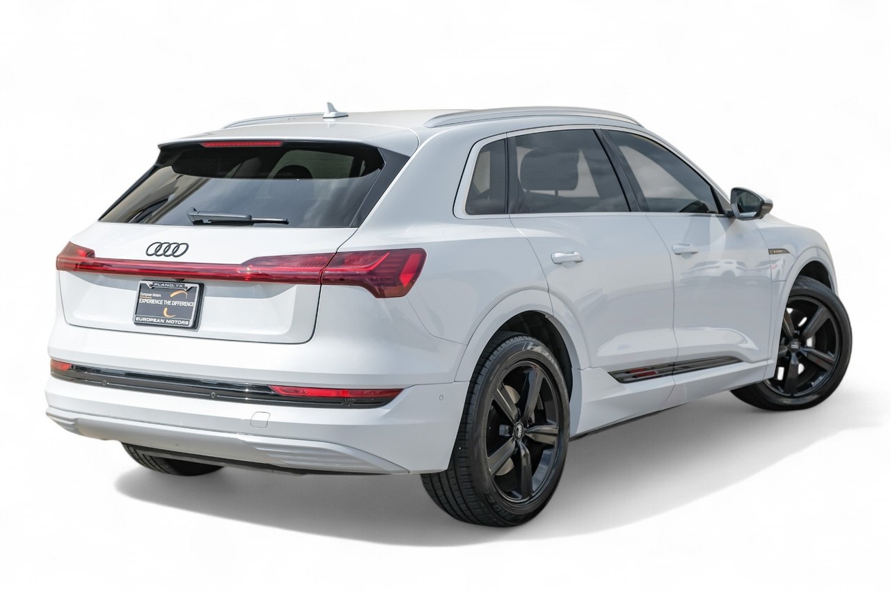 Audi e-tron Vehicle Main Gallery Image 08