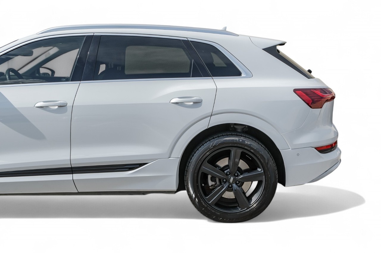 Audi e-tron Vehicle Main Gallery Image 13