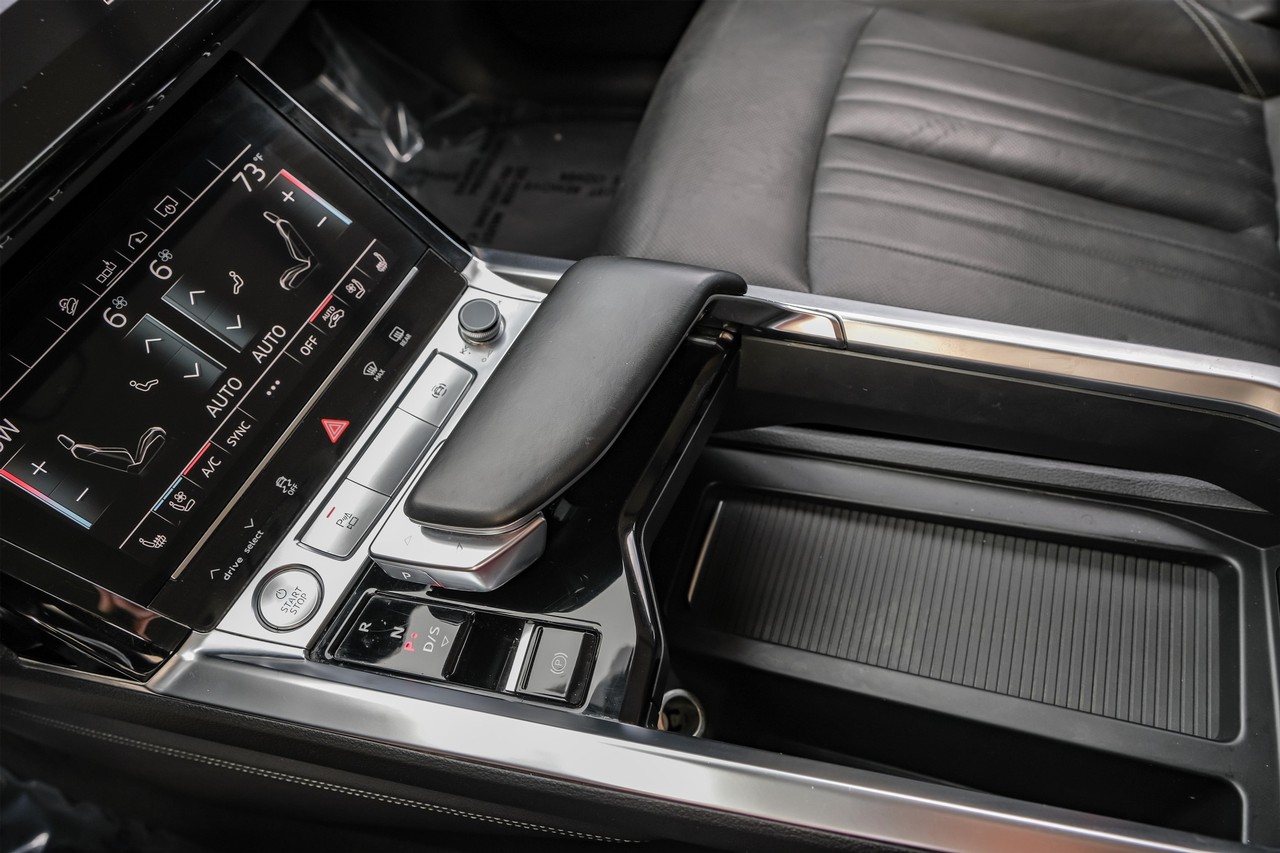 Audi e-tron Vehicle Main Gallery Image 26