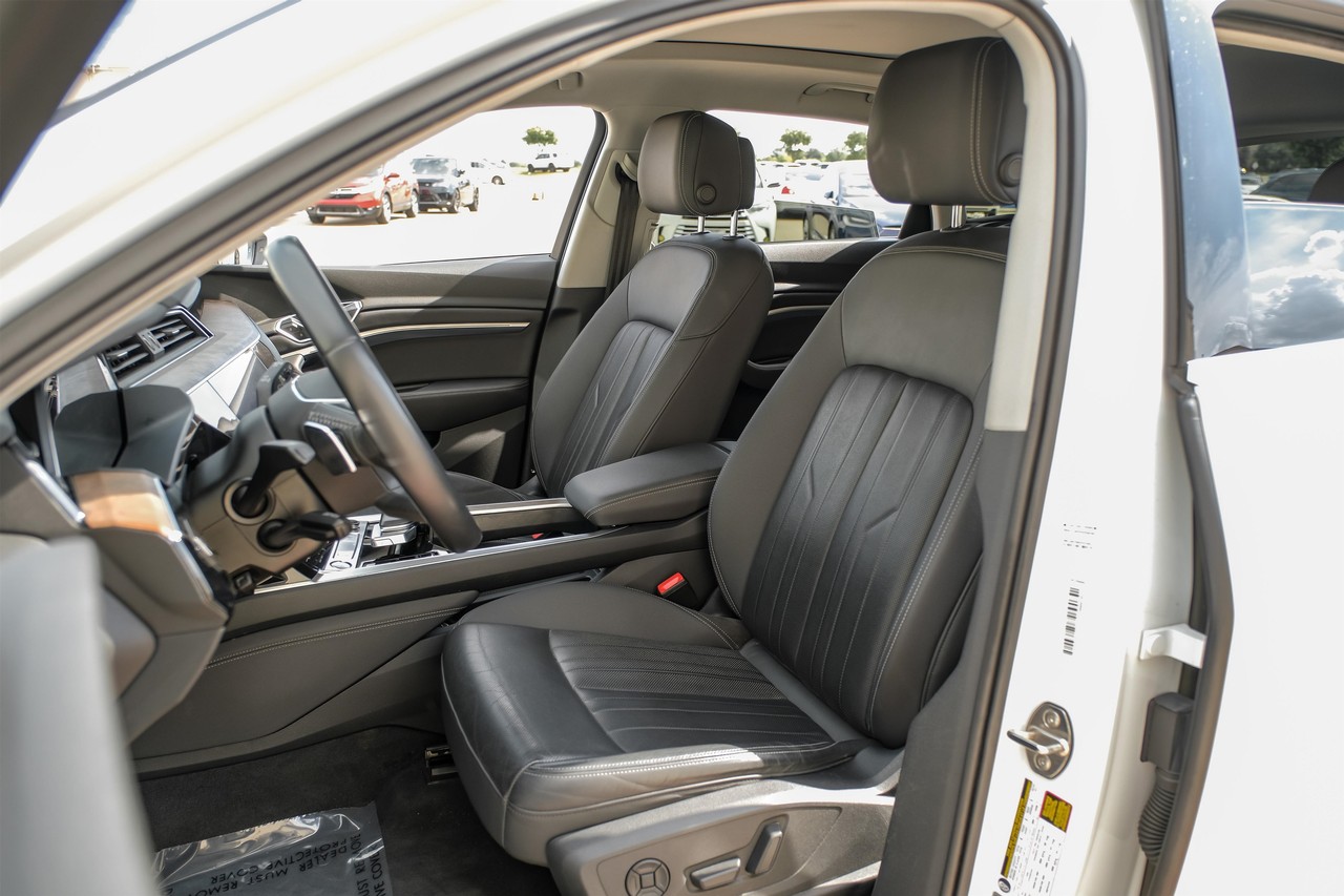 Audi e-tron Vehicle Main Gallery Image 32
