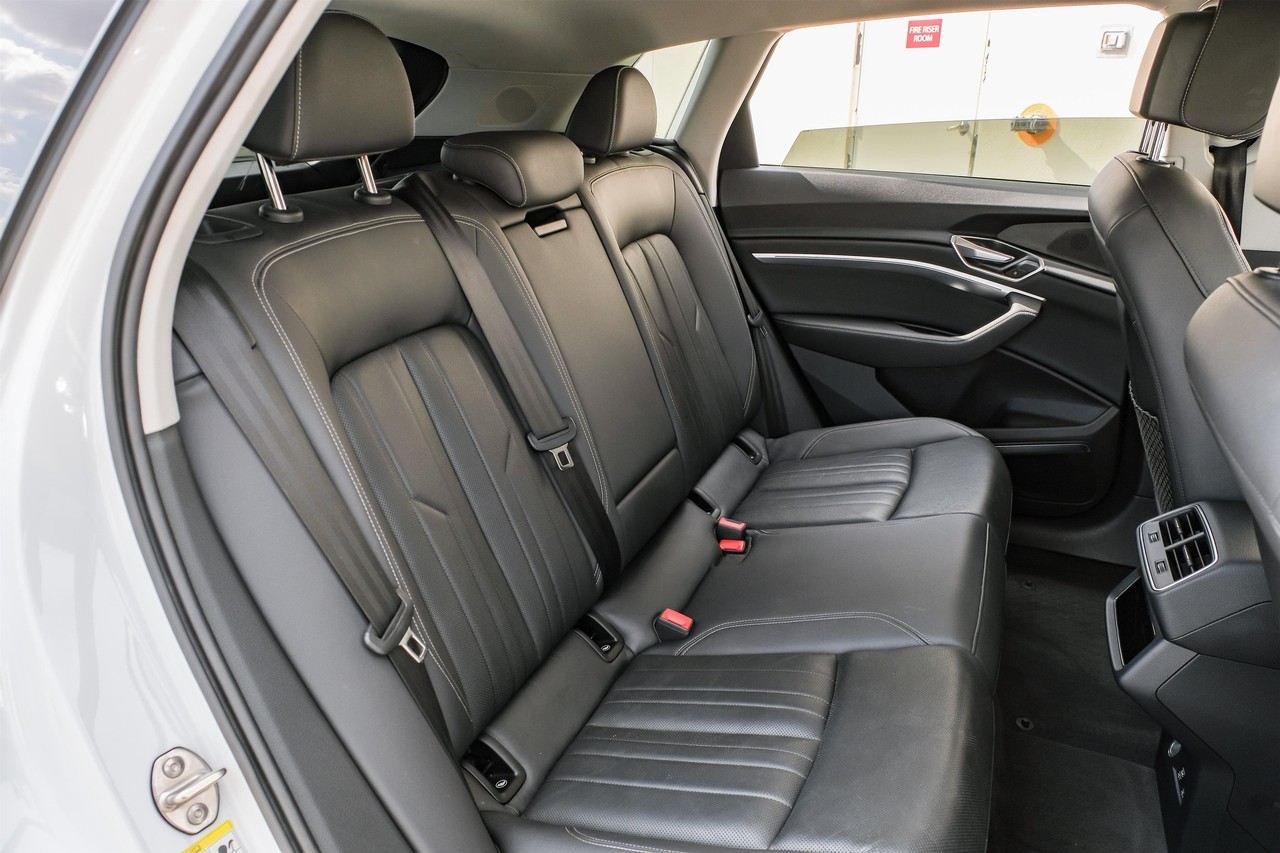 Audi e-tron Vehicle Main Gallery Image 35