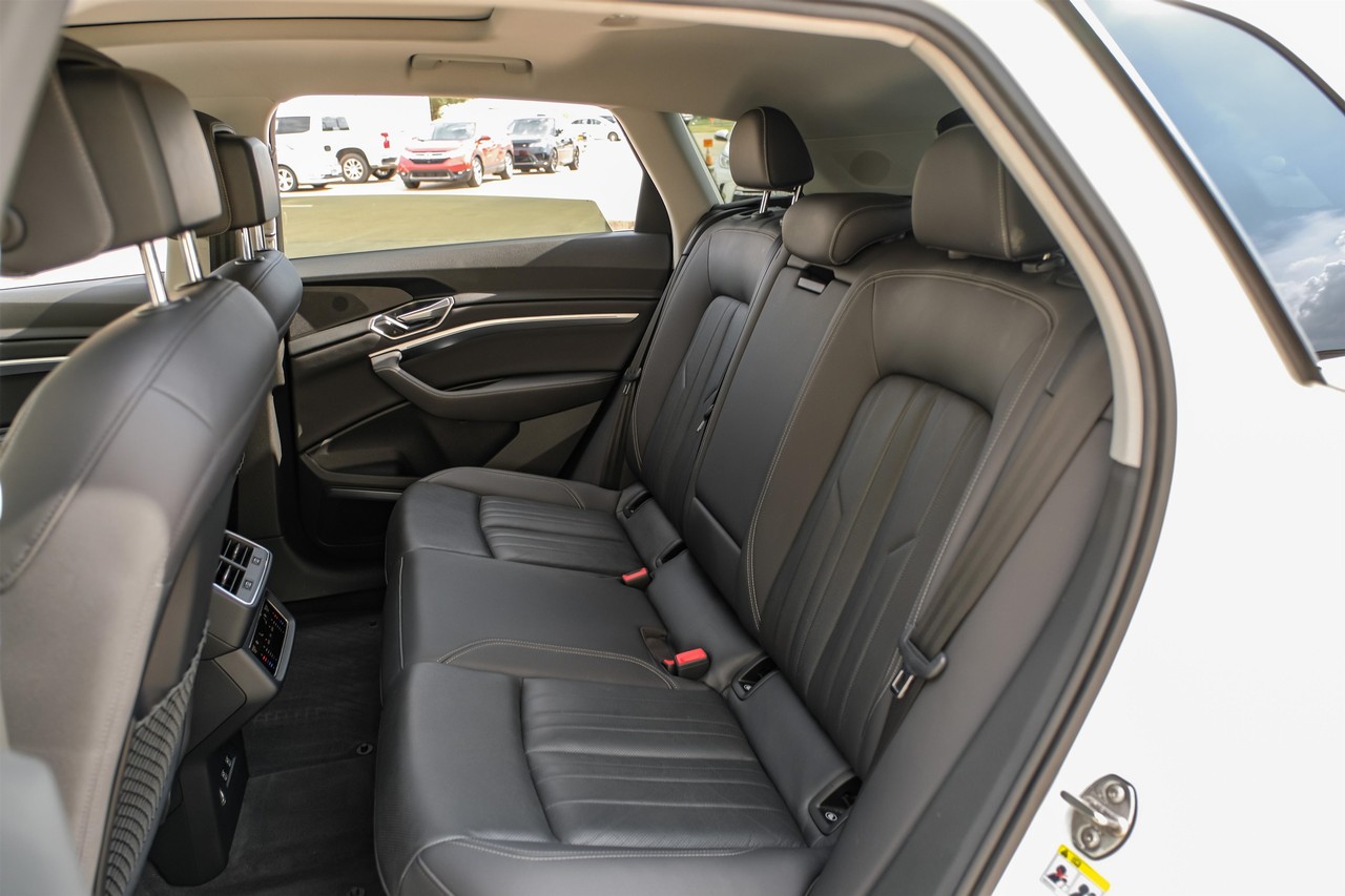 Audi e-tron Vehicle Main Gallery Image 38