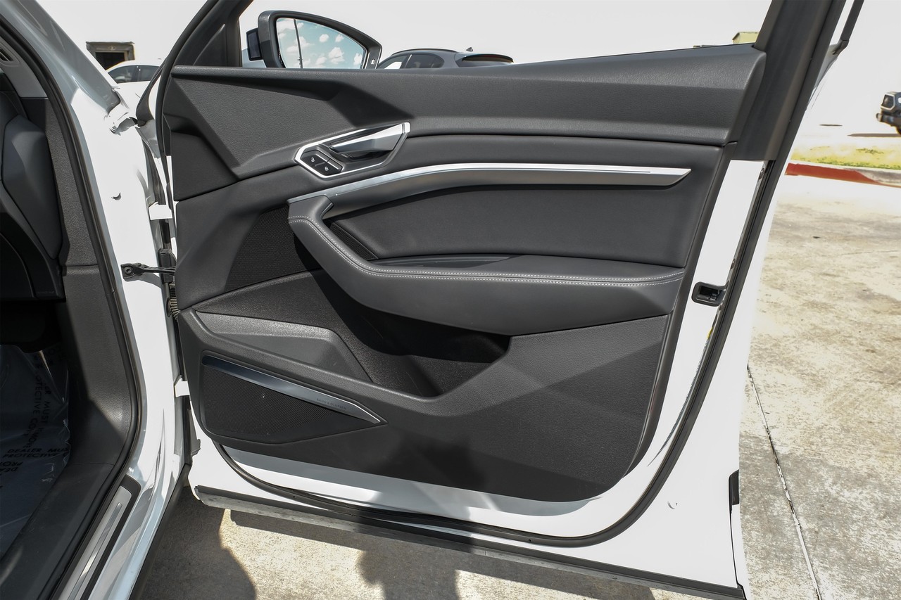 Audi e-tron Vehicle Main Gallery Image 43