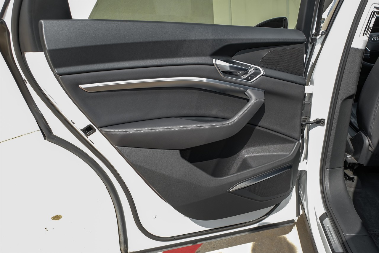 Audi e-tron Vehicle Main Gallery Image 44