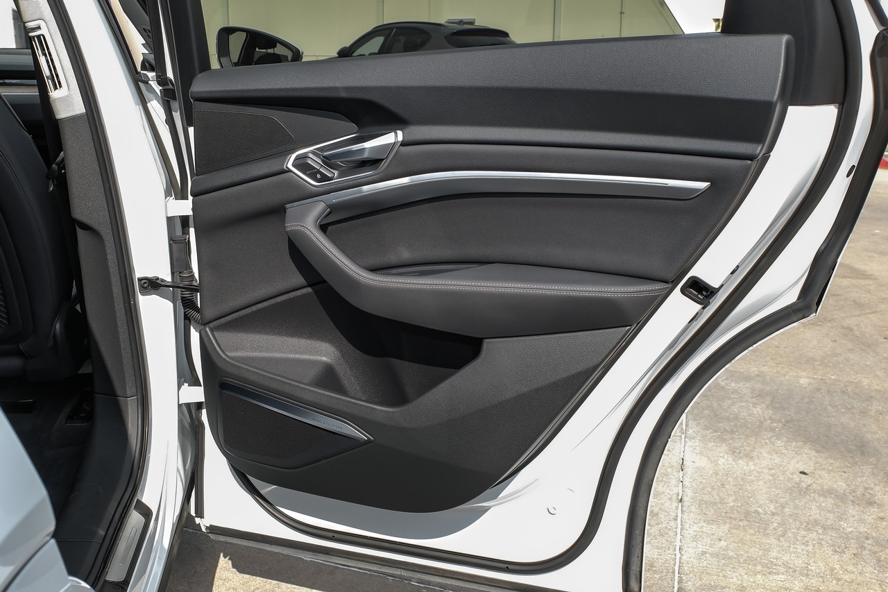 Audi e-tron Vehicle Main Gallery Image 45