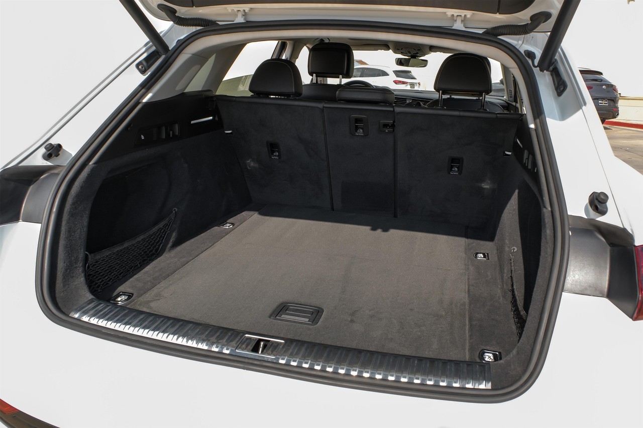 Audi e-tron Vehicle Main Gallery Image 51
