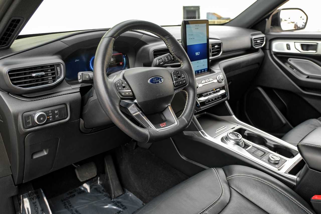 Ford Explorer Vehicle Main Gallery Image 03