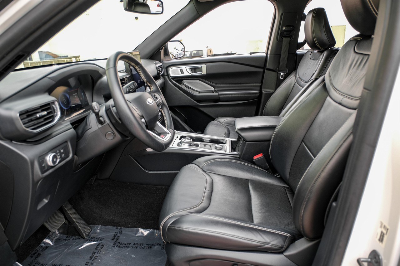 Ford Explorer Vehicle Main Gallery Image 04