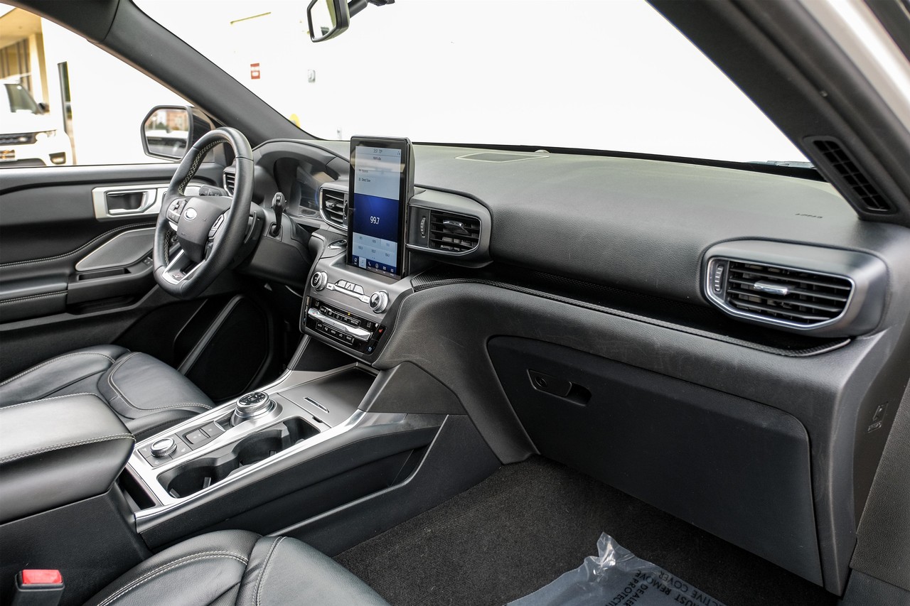 Ford Explorer Vehicle Main Gallery Image 12