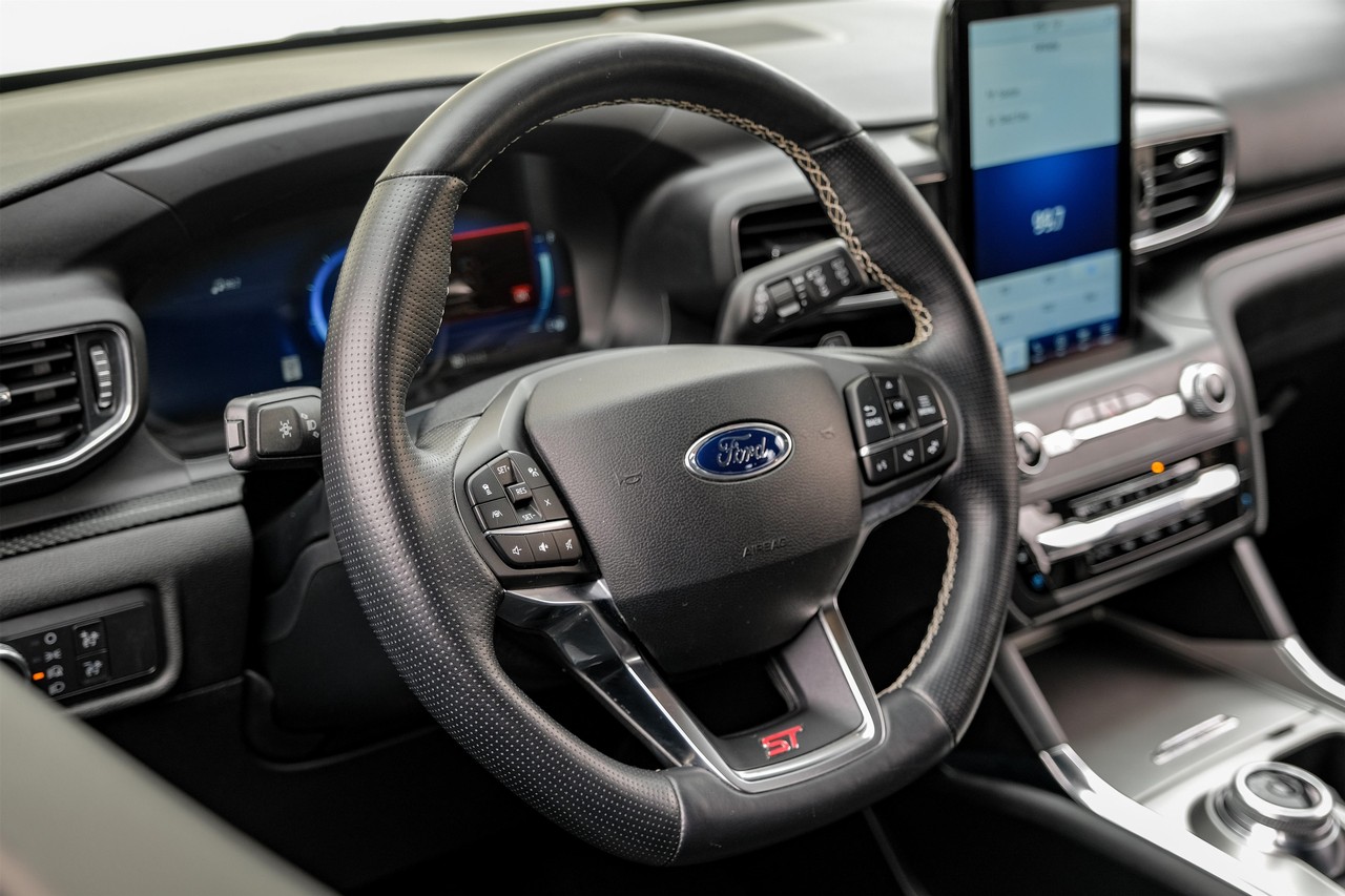 Ford Explorer Vehicle Main Gallery Image 15