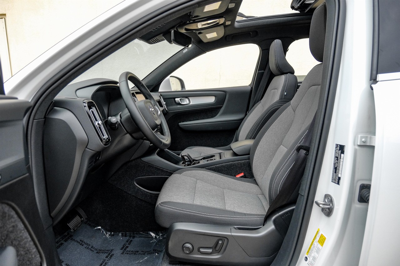 Volvo XC40 Vehicle Main Gallery Image 04