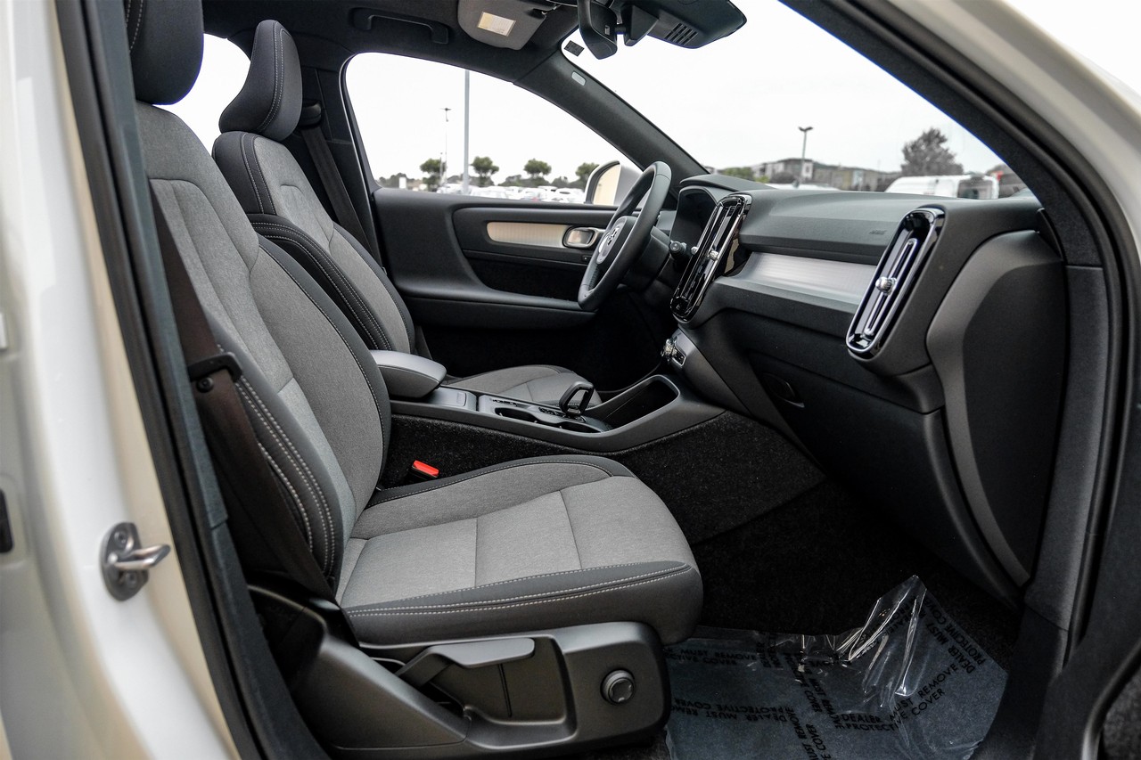 Volvo XC40 Vehicle Main Gallery Image 31