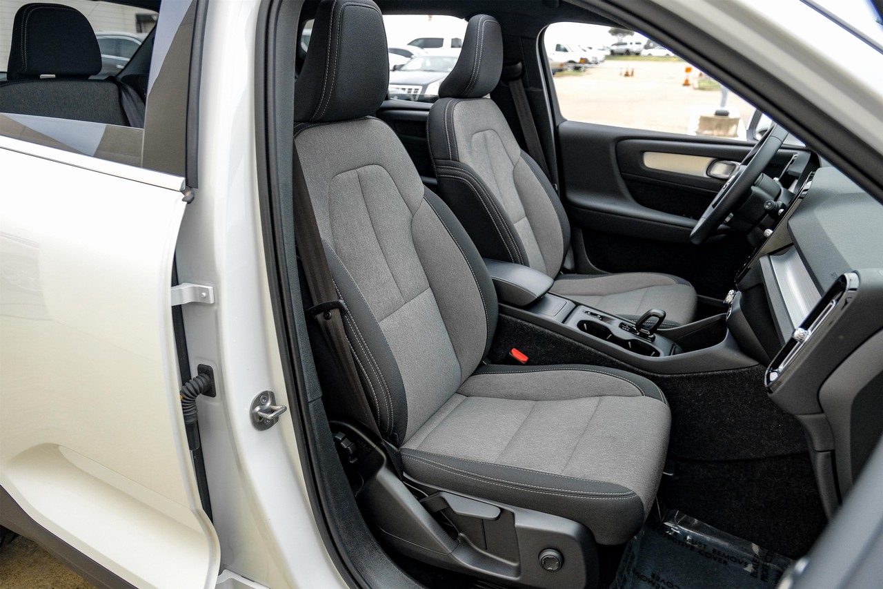 Volvo XC40 Vehicle Main Gallery Image 32
