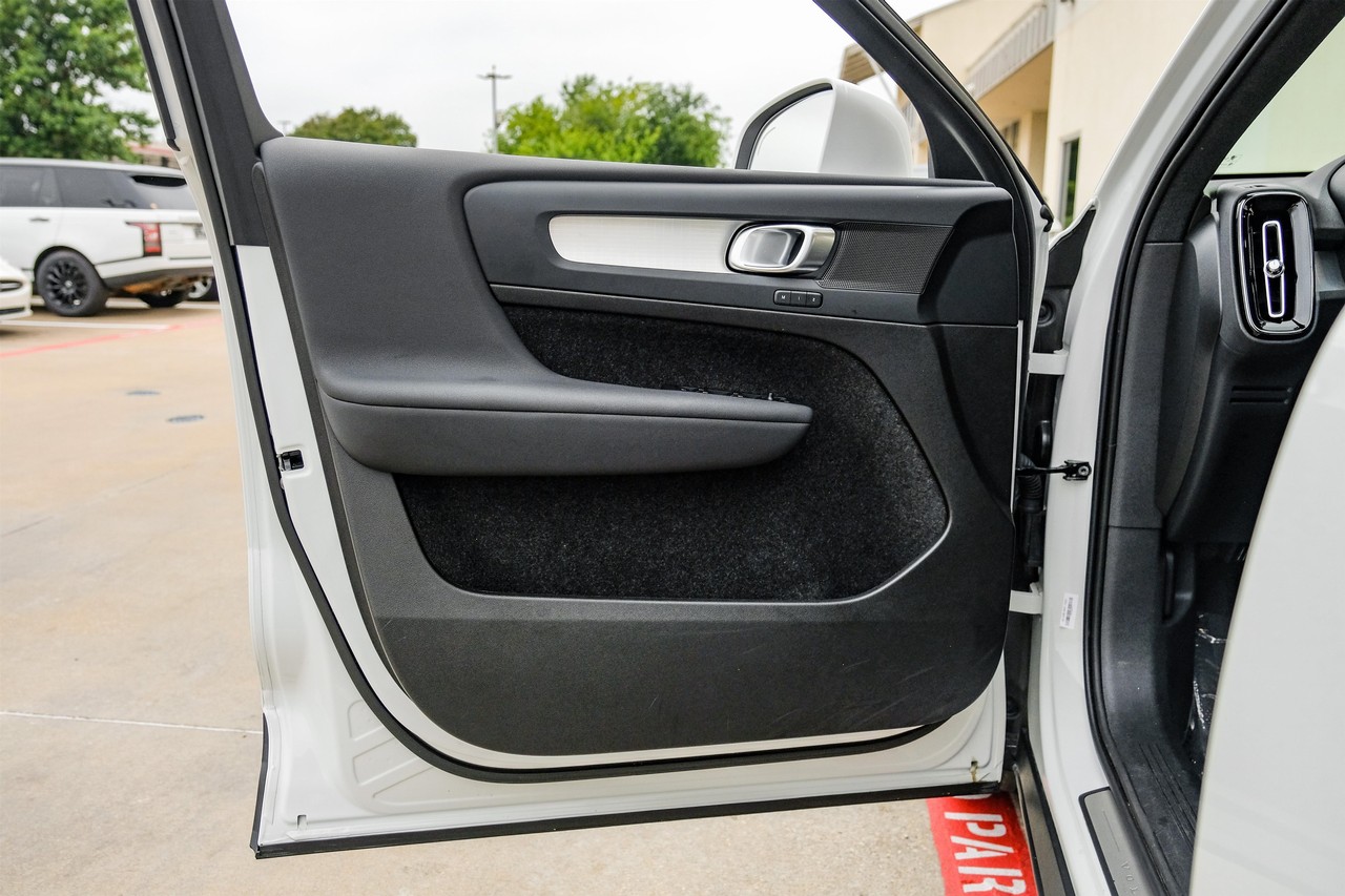 Volvo XC40 Vehicle Main Gallery Image 37