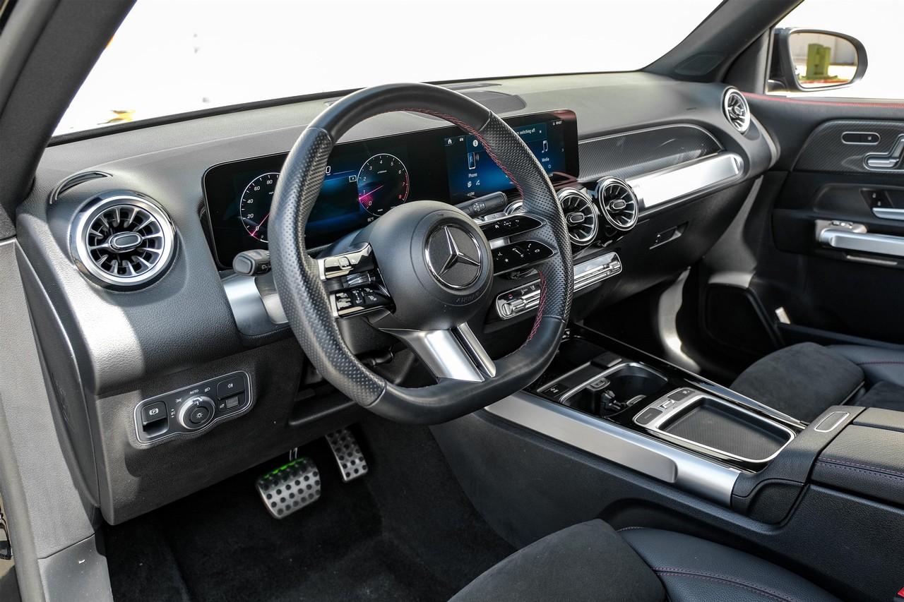 Mercedes-Benz GLB 250 Vehicle Main Gallery Image 03