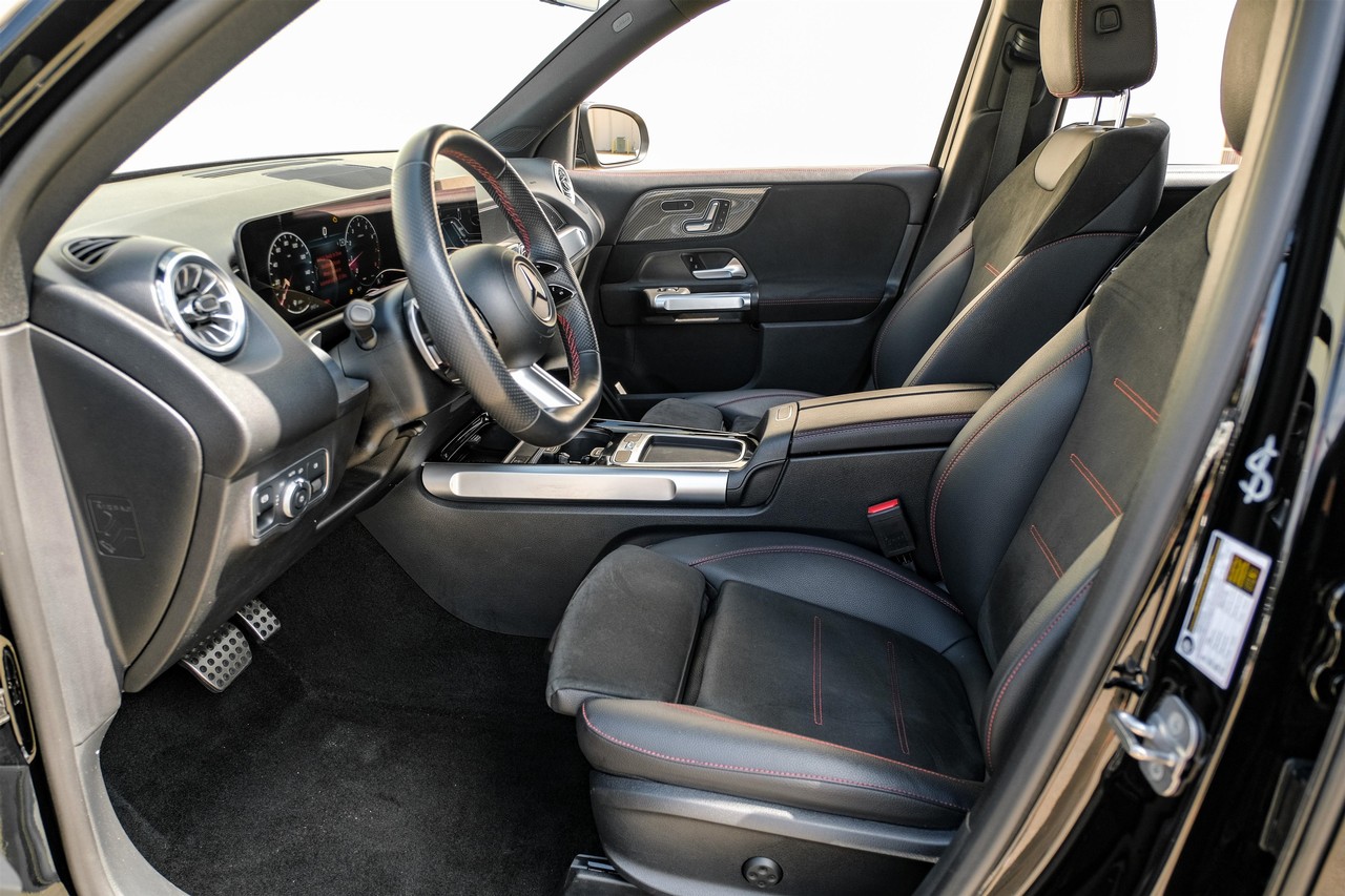Mercedes-Benz GLB 250 Vehicle Main Gallery Image 04