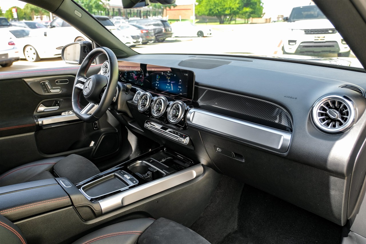 Mercedes-Benz GLB 250 Vehicle Main Gallery Image 12