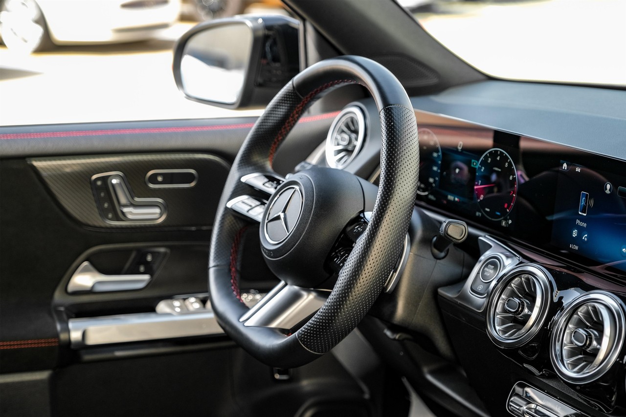 Mercedes-Benz GLB 250 Vehicle Main Gallery Image 13