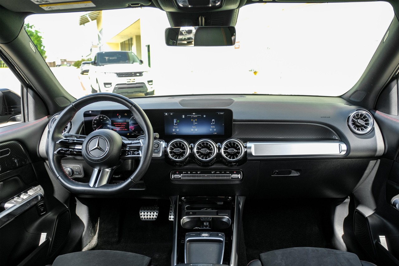 Mercedes-Benz GLB 250 Vehicle Main Gallery Image 14