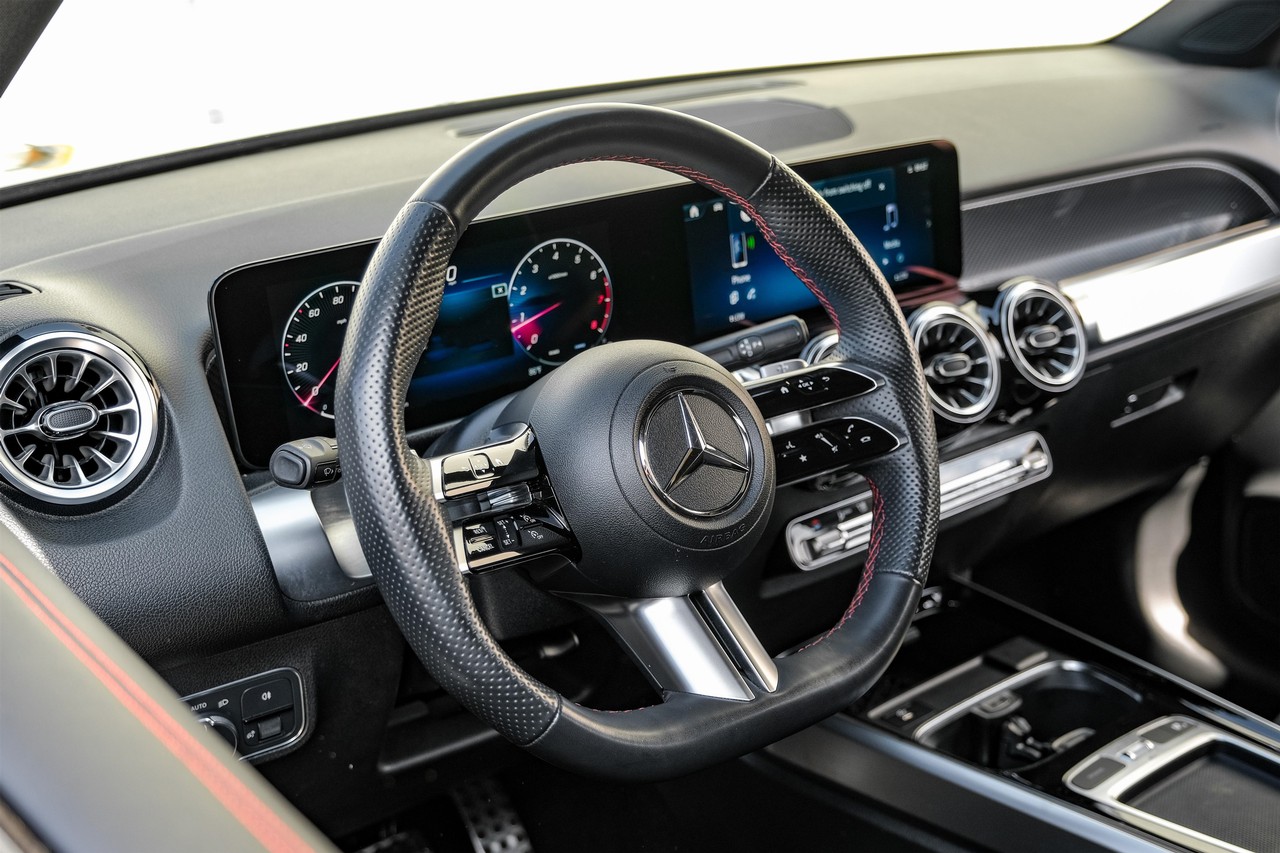 Mercedes-Benz GLB 250 Vehicle Main Gallery Image 15