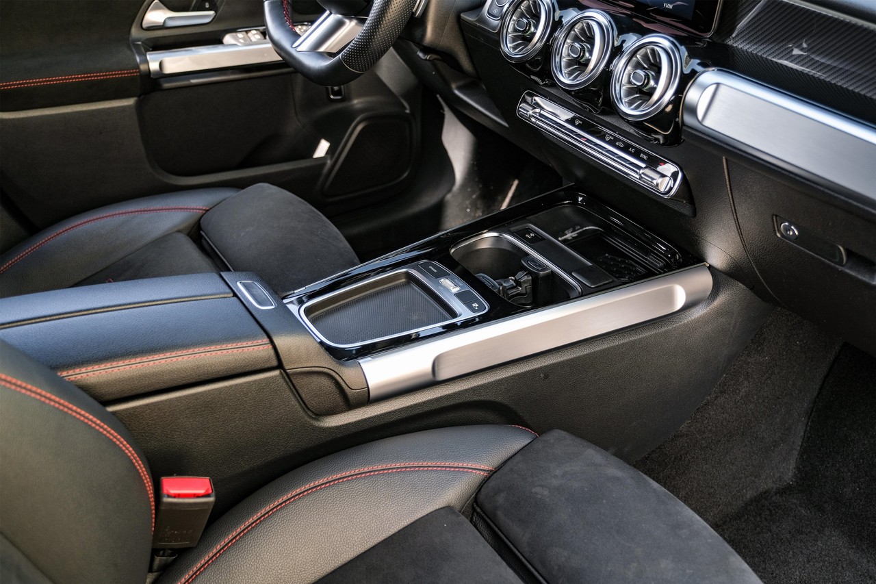 Mercedes-Benz GLB 250 Vehicle Main Gallery Image 21