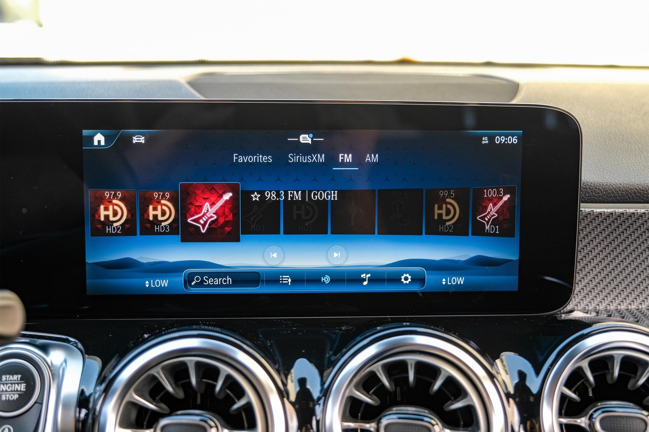 Mercedes-Benz GLB 250 Vehicle Main Gallery Image 26
