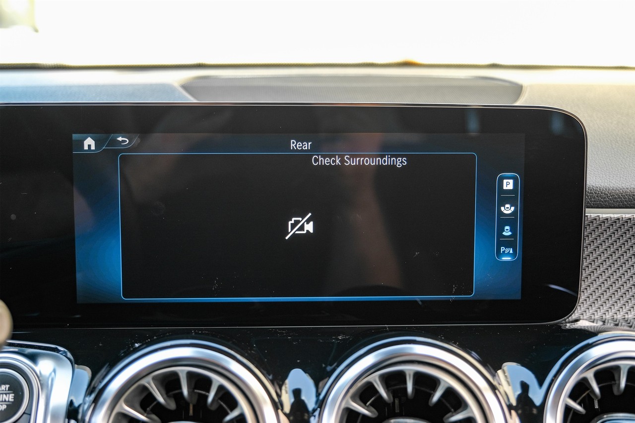 Mercedes-Benz GLB 250 Vehicle Main Gallery Image 27