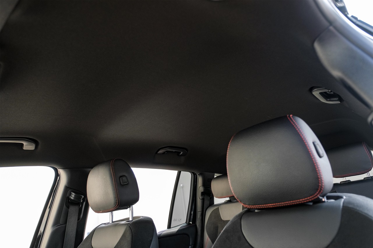 Mercedes-Benz GLB 250 Vehicle Main Gallery Image 28