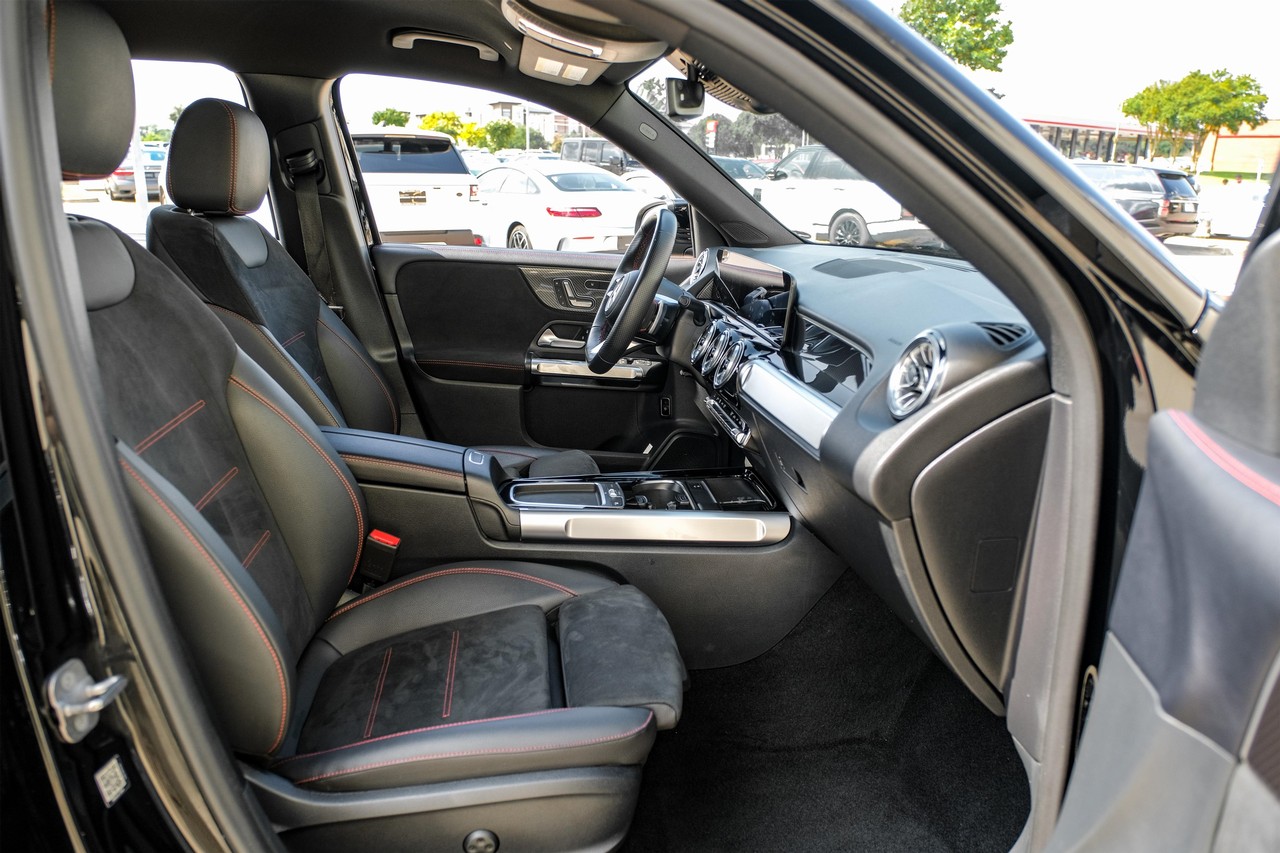 Mercedes-Benz GLB 250 Vehicle Main Gallery Image 30