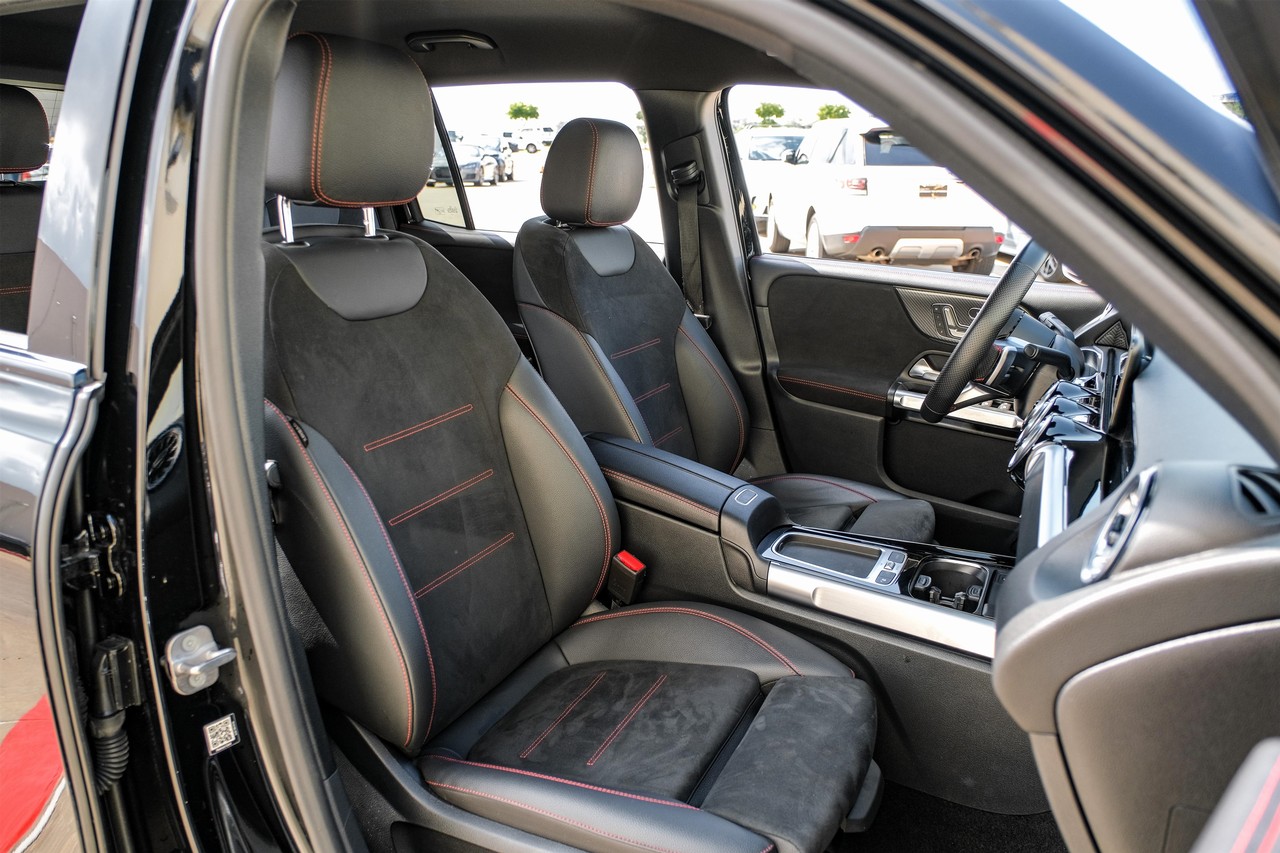 Mercedes-Benz GLB 250 Vehicle Main Gallery Image 31
