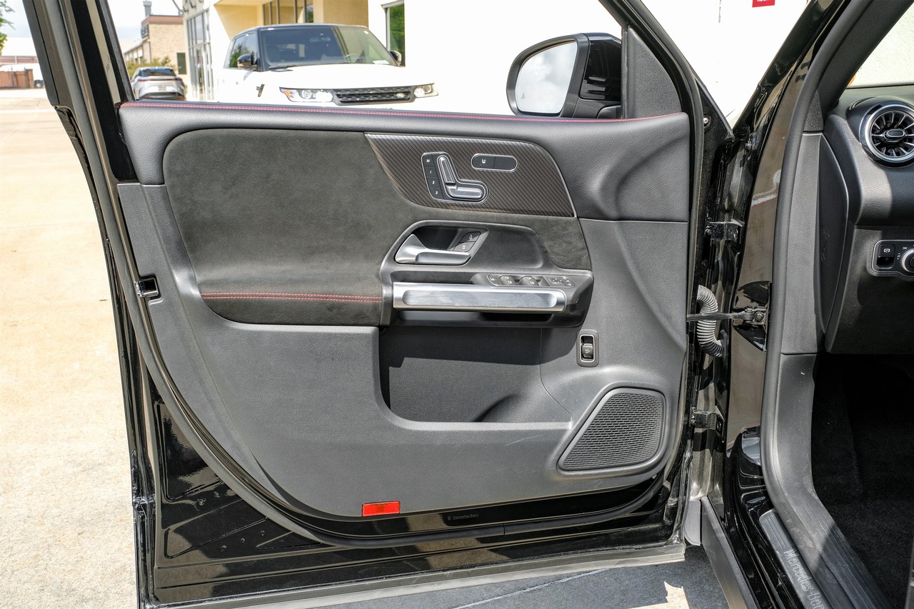 Mercedes-Benz GLB 250 Vehicle Main Gallery Image 38