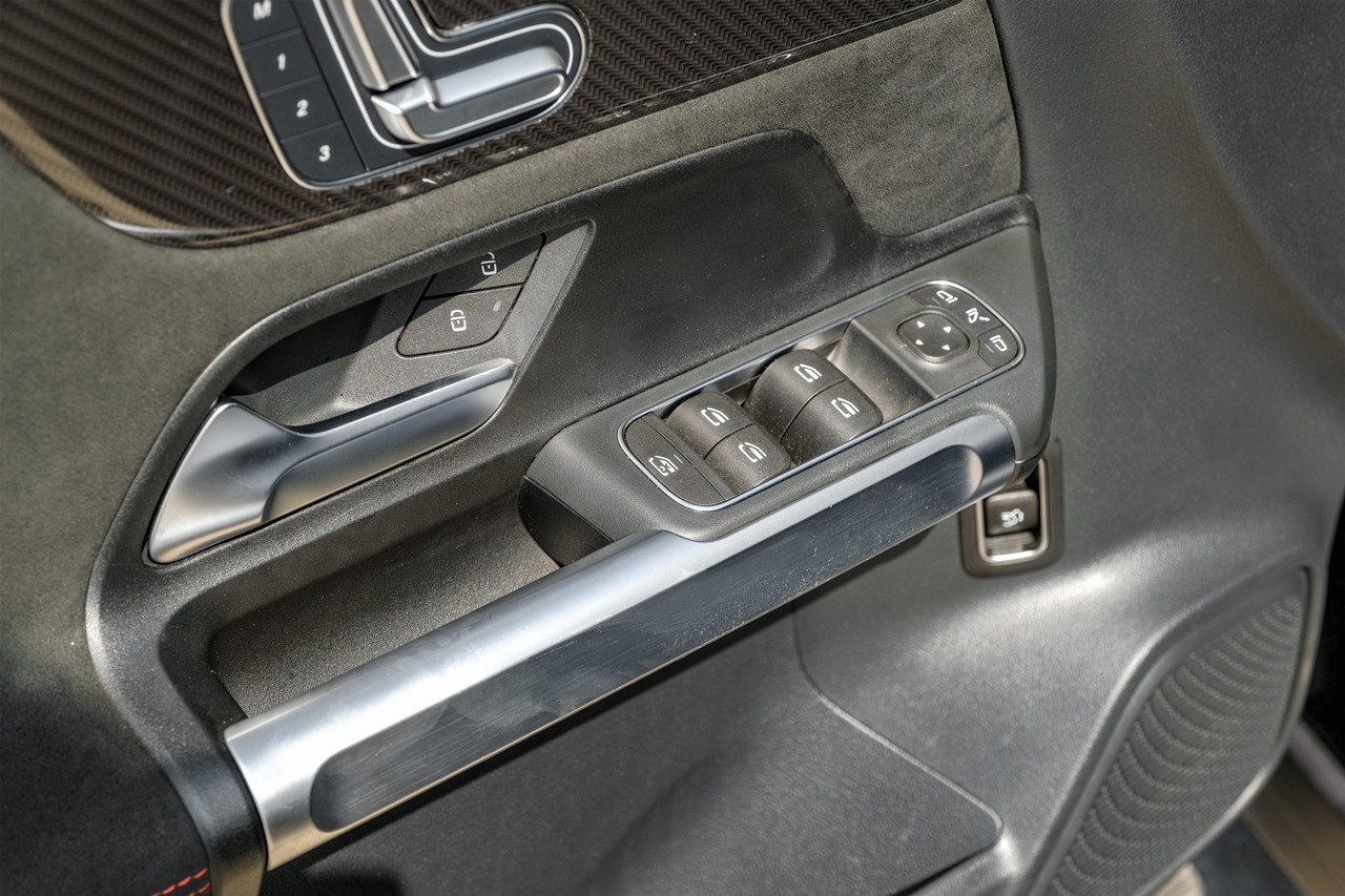 Mercedes-Benz GLB 250 Vehicle Main Gallery Image 39