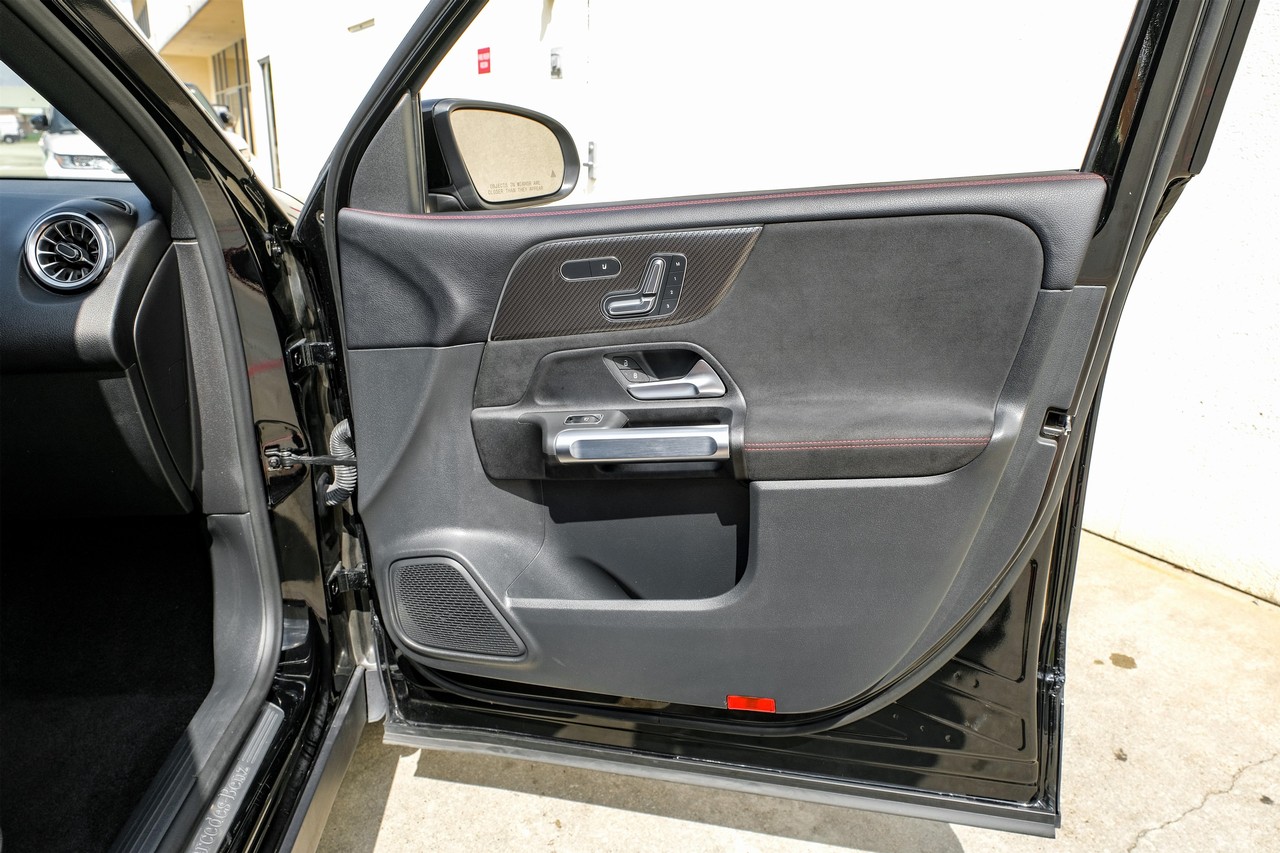 Mercedes-Benz GLB 250 Vehicle Main Gallery Image 42