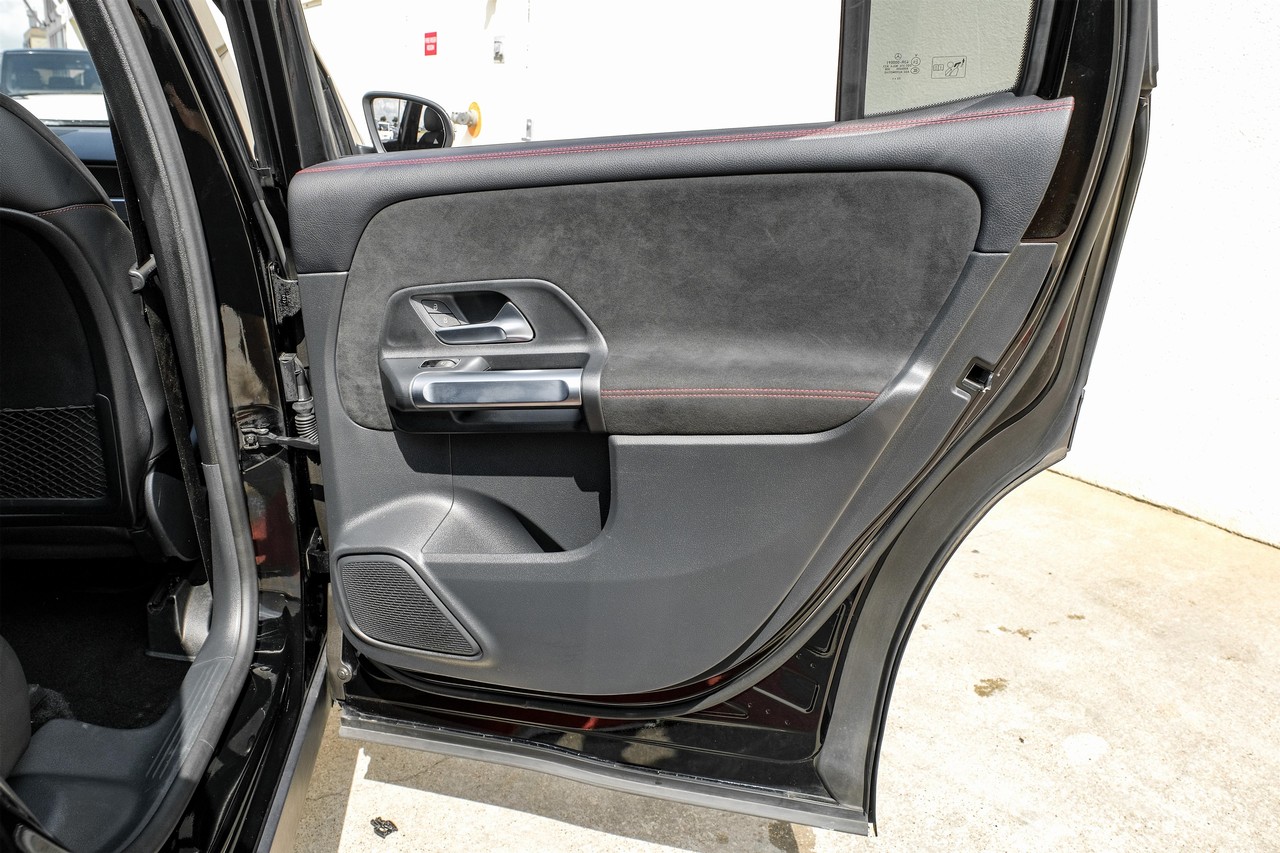 Mercedes-Benz GLB 250 Vehicle Main Gallery Image 44