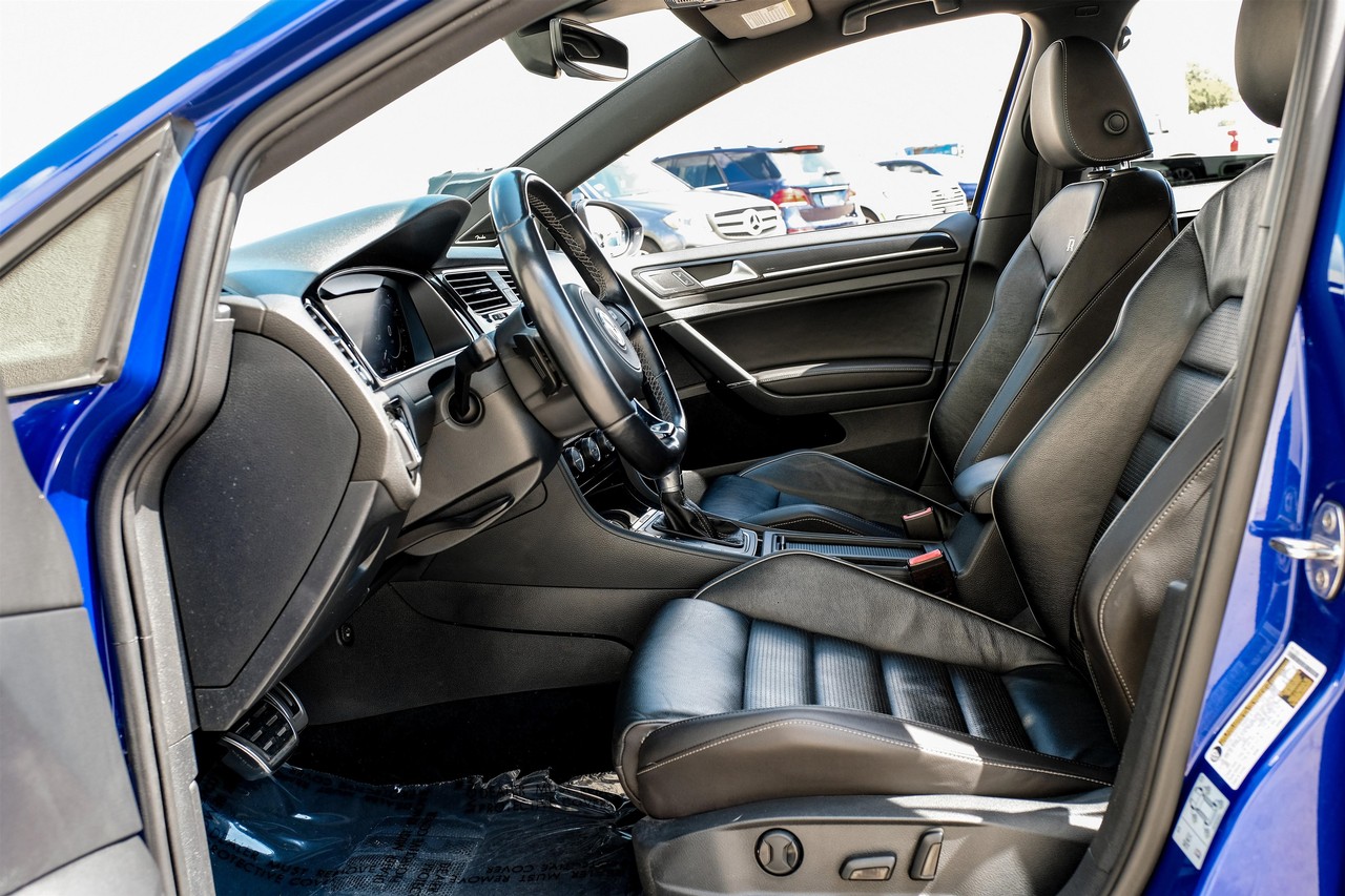 Volkswagen Golf R Vehicle Main Gallery Image 04