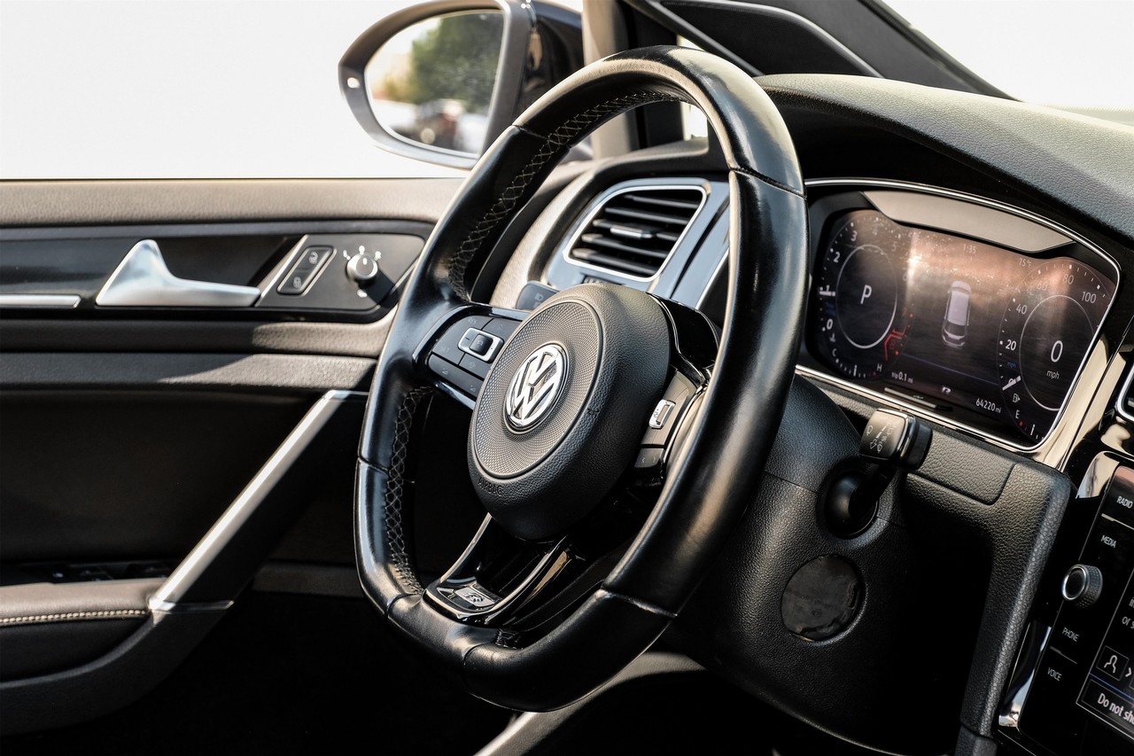 Volkswagen Golf R Vehicle Main Gallery Image 13