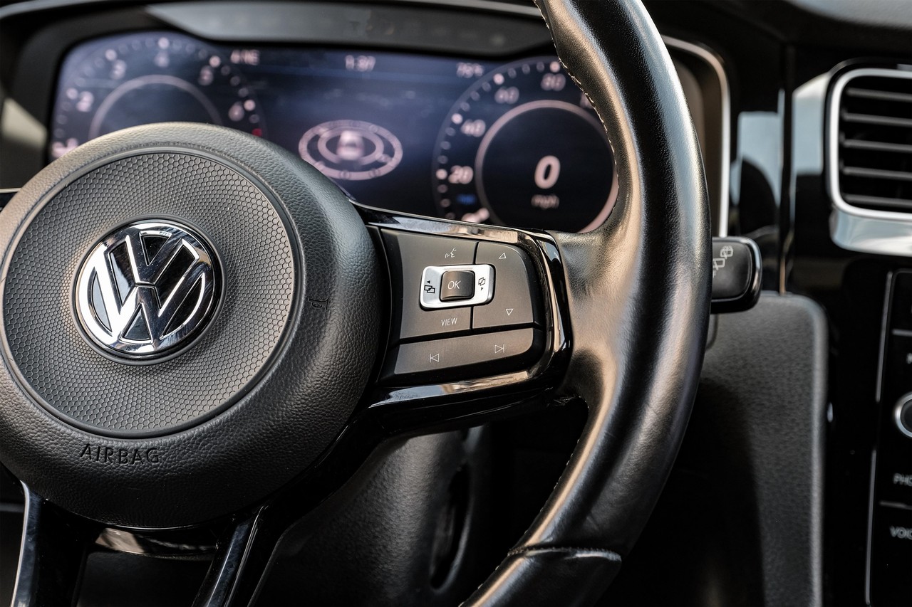 Volkswagen Golf R Vehicle Main Gallery Image 18