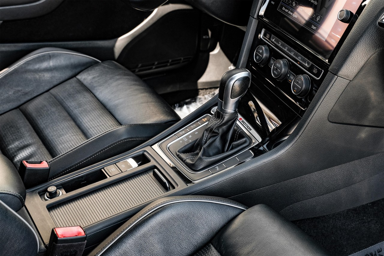 Volkswagen Golf R Vehicle Main Gallery Image 23